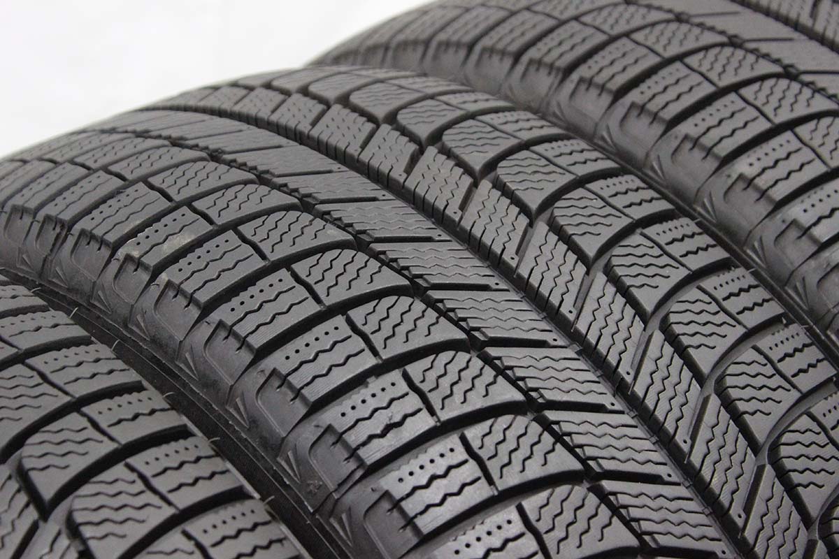 Michelin x ice 3 r15. Мишлен x-Ice XI 3. 225/55/17 Michelin x-Ice Snow. Мишлен Икс айс 3 липучка. 215/60/16 Michelin x-Ice 3.