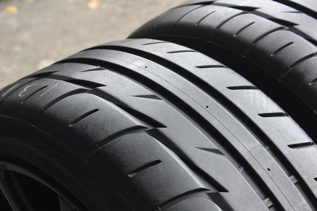 Бриджстоун 255 35 r18. Резина 255 на 18 35. Бриджстоун protenzas001 rft. Bridgestone и pirelli. Бриджстоун 255 35 r18.